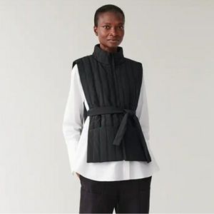 BRAND NEW COS OPEN SIDES PUFFER VEST. ONE SIZE!